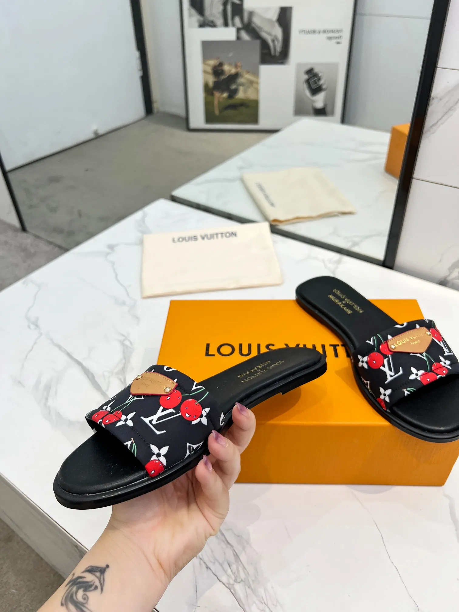 👟👟Ex-factory price 320👟👟 Genuine leather sole +40 Louis Vuitton, 1:1 advanced customization upper, fabric: customized LV special fabric, lining: sheepskin, original molding hardware, code number: 35-42, order with pictures, welcome to send pictures to place an order,